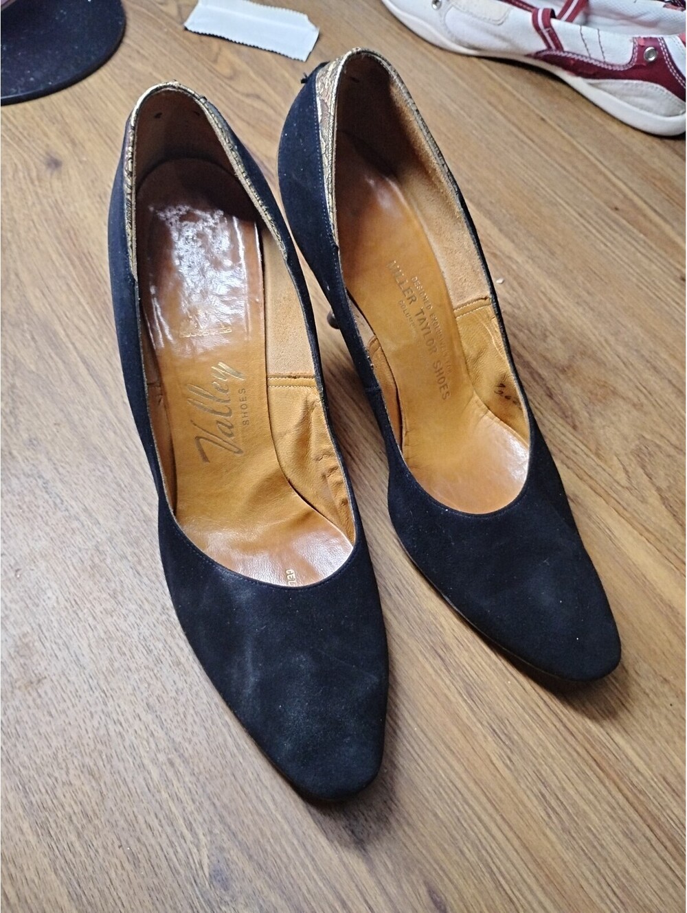 Vintage Valley Shoes Black Suede gold leather pumps size 7.5